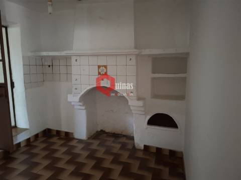 Edificio T3 com terreno e anexo para remodelar.