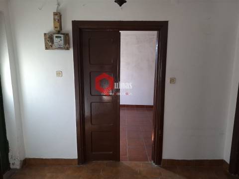 Edificio T3 com terreno e anexo para remodelar.