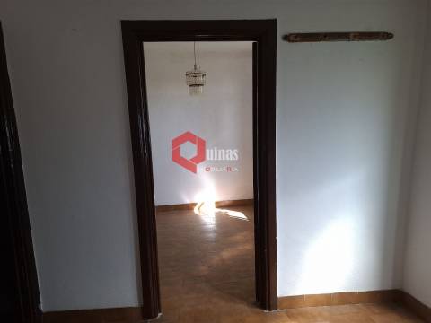 Edificio T3 com terreno e anexo para remodelar.