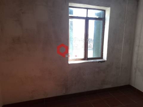 Edificio T3 com terreno e anexo para remodelar.