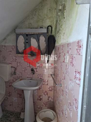 Casa de habitação com 2 pisos e anexo.