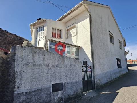 Casa de habitação com 2 pisos e anexo.