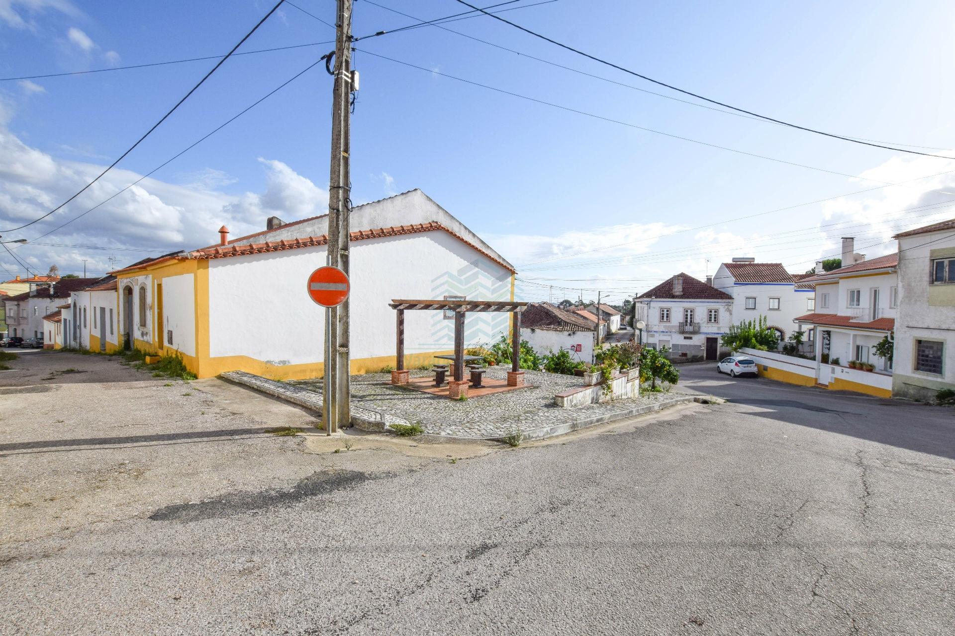 Moradia T7 com Garagem e Armazém - Alcorochel - Torres Novas