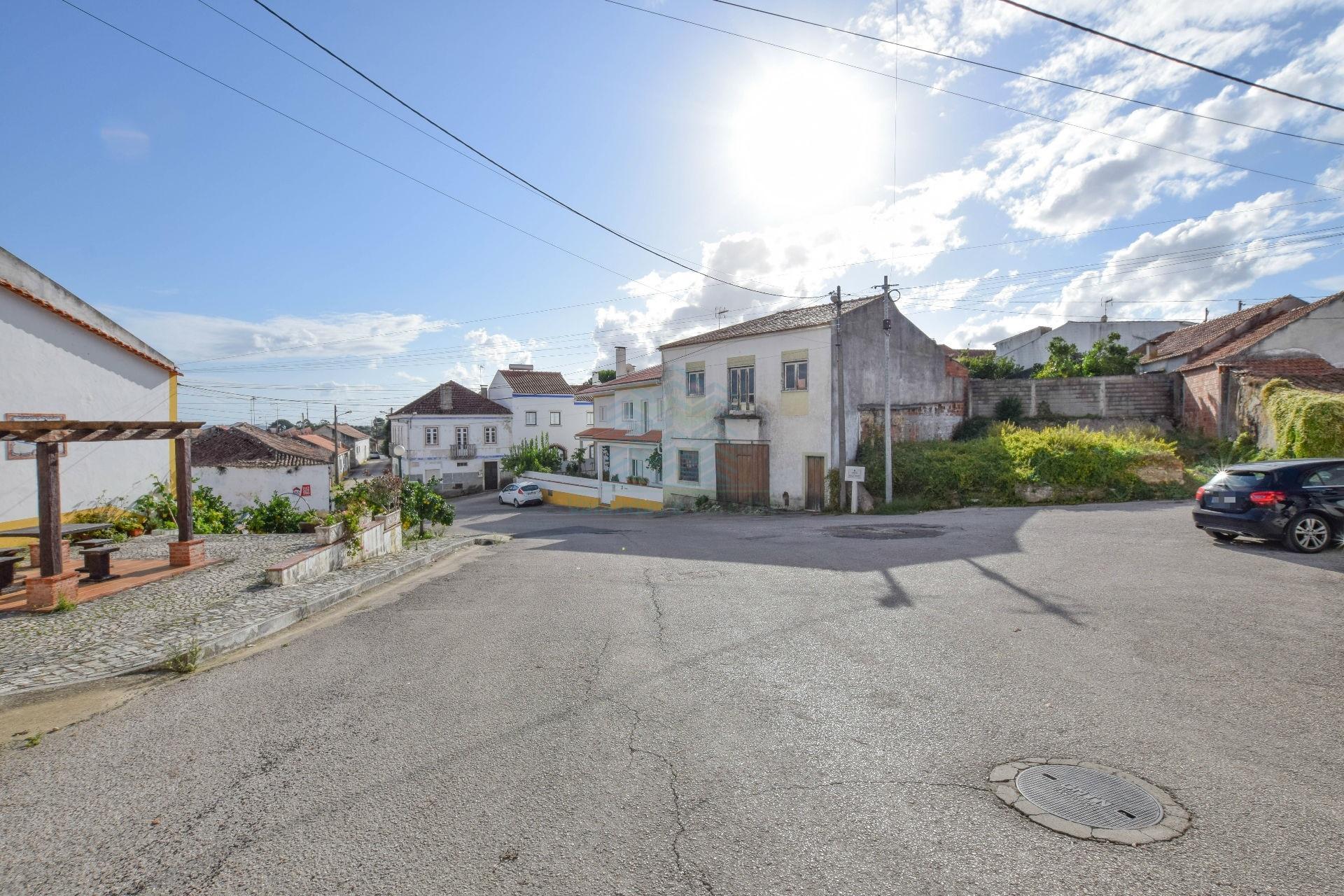 Moradia T7 com Garagem e Armazém - Alcorochel - Torres Novas