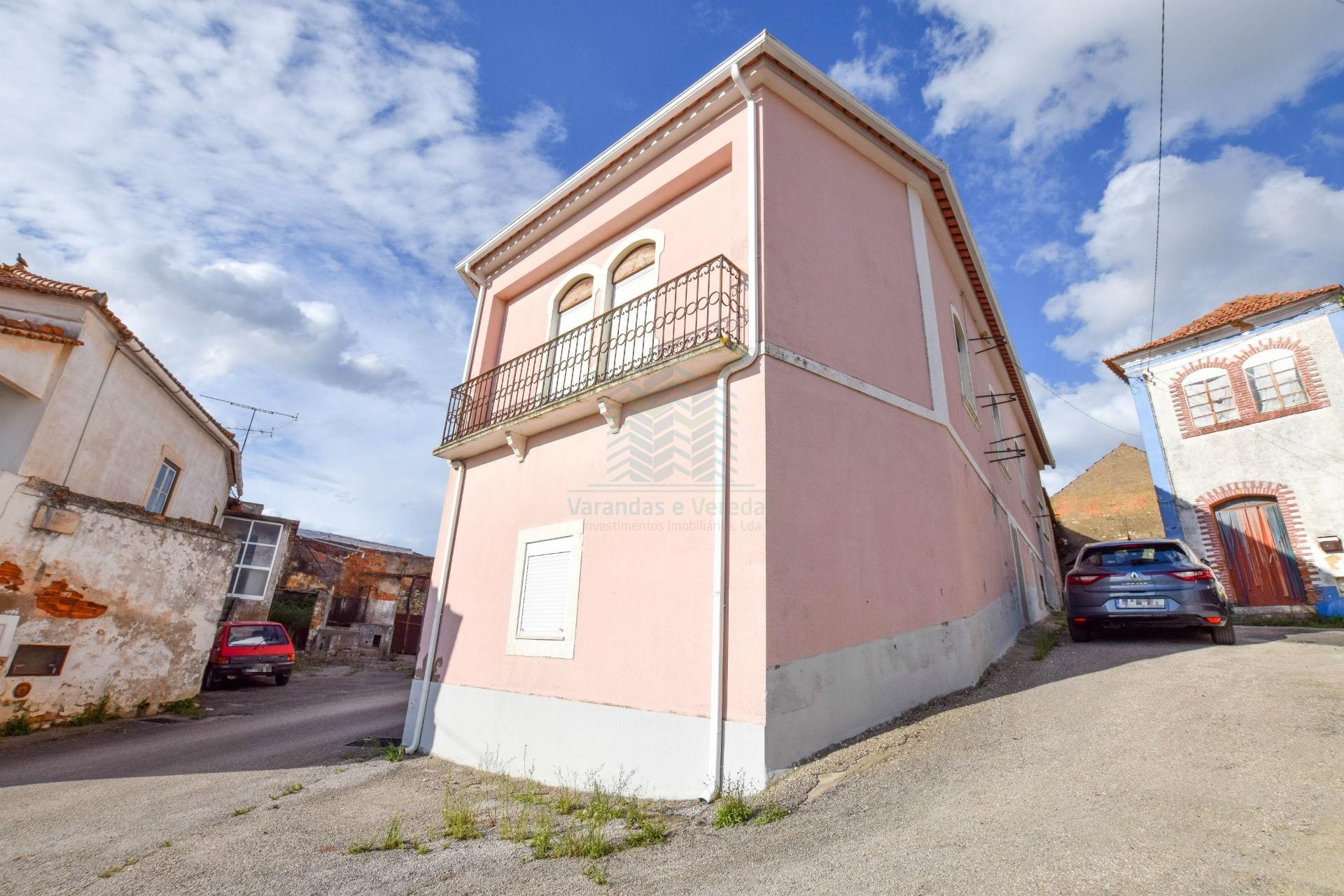 Moradia T7 com Garagem e Armazém - Alcorochel - Torres Novas