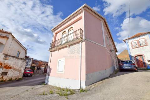 Moradia T7 com Garagem e Armazém - Alcorochel - Torres Novas
