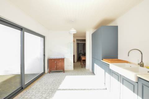 Moradia T3 remodelada com logradouro e terraço - Bugalhos