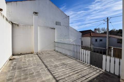 Moradia T3 remodelada com logradouro e terraço - Bugalhos