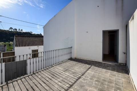 Moradia T3 remodelada com logradouro e terraço - Bugalhos