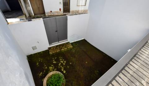 Moradia T3 remodelada com logradouro e terraço - Bugalhos