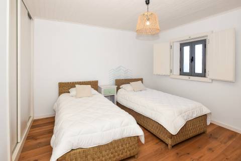 Moradia T3 remodelada com logradouro e terraço - Bugalhos