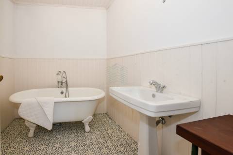 Moradia T3 remodelada com logradouro e terraço - Bugalhos