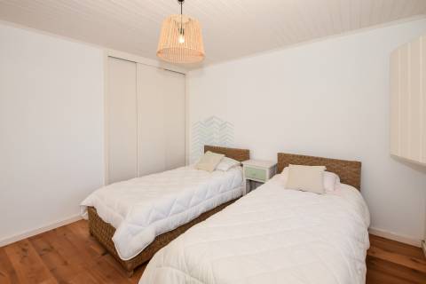 Moradia T3 remodelada com logradouro e terraço - Bugalhos