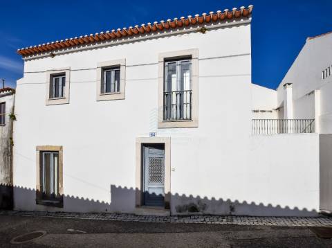 Moradia T3 remodelada com logradouro e terraço - Bugalhos