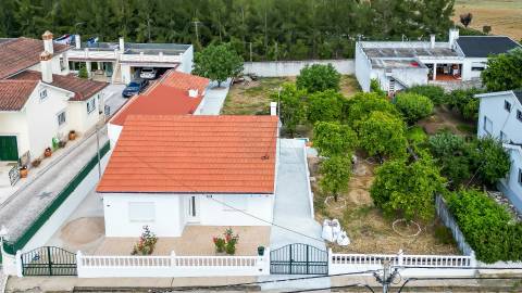 Moradia T3 remodelada com Anexos, Garagem e Poço.