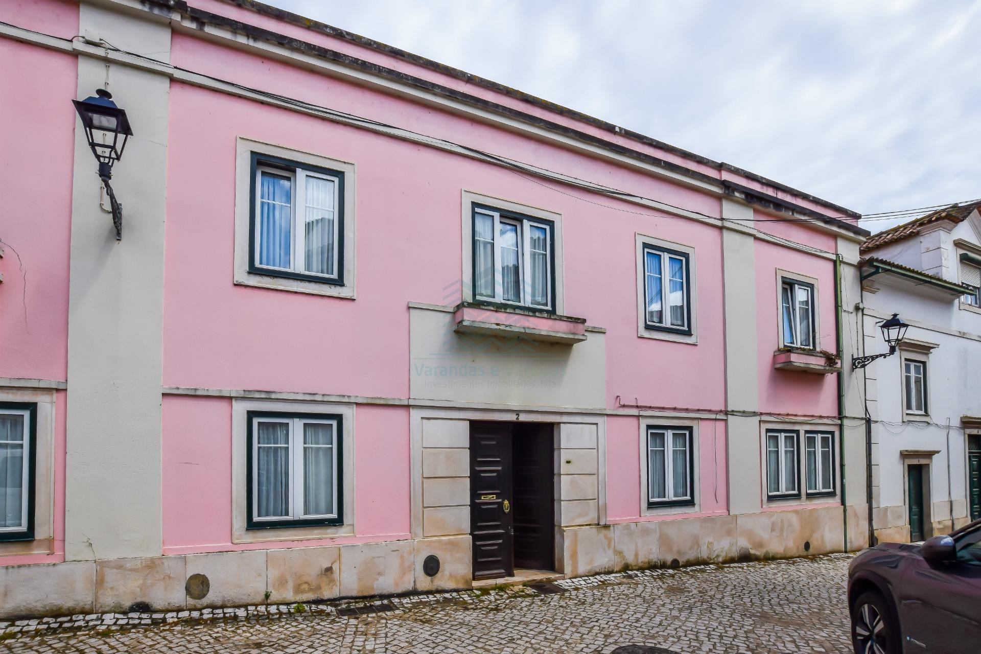 Imóvel de Charme no Centro Histórico de Torres Novas com Vista para o Rio