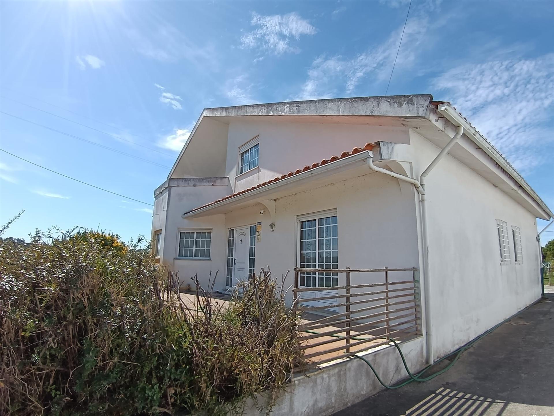 Moradia T4 Isolada com Vista Ria na Gafanha da Boavista com quintal, jardim e garagem.
