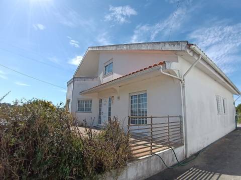 Moradia T4 Isolada com Vista Ria na Gafanha da Boavista com quintal, jardim e garagem.