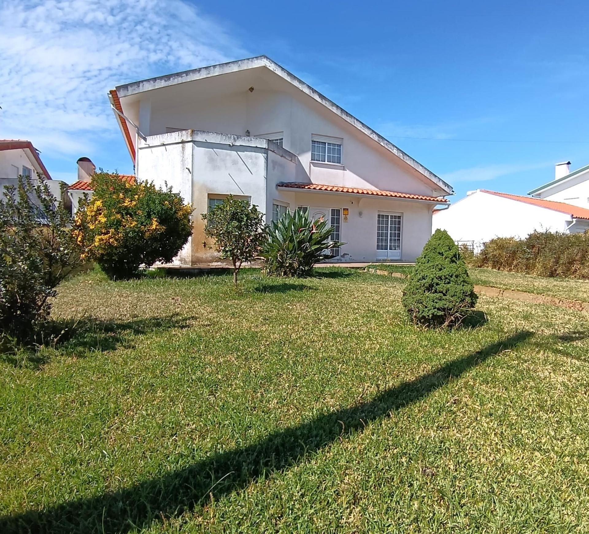 Moradia T4 Isolada com Vista Ria na Gafanha da Boavista com quintal, jardim e garagem.