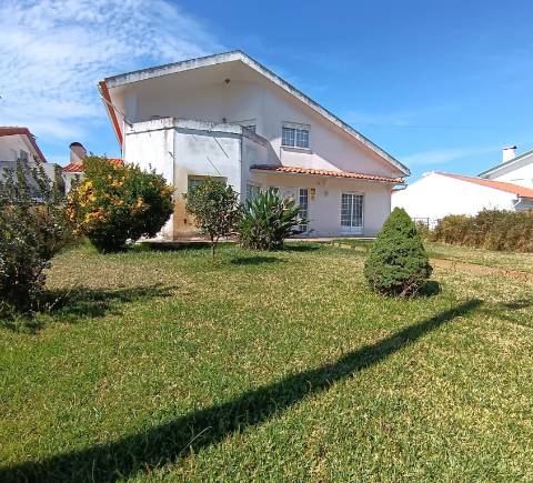 Moradia T4 Isolada com Vista Ria na Gafanha da Boavista com quintal, jardim e garagem.