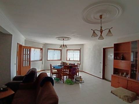 Moradia T4 Isolada com Vista Ria na Gafanha da Boavista com quintal, jardim e garagem.