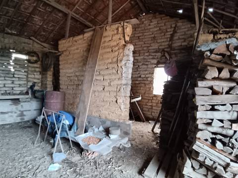 Terreno Urbano/Ruina c/água e luz/ 400m2 de terreno em Camarnal,Oliveira do Bairro.