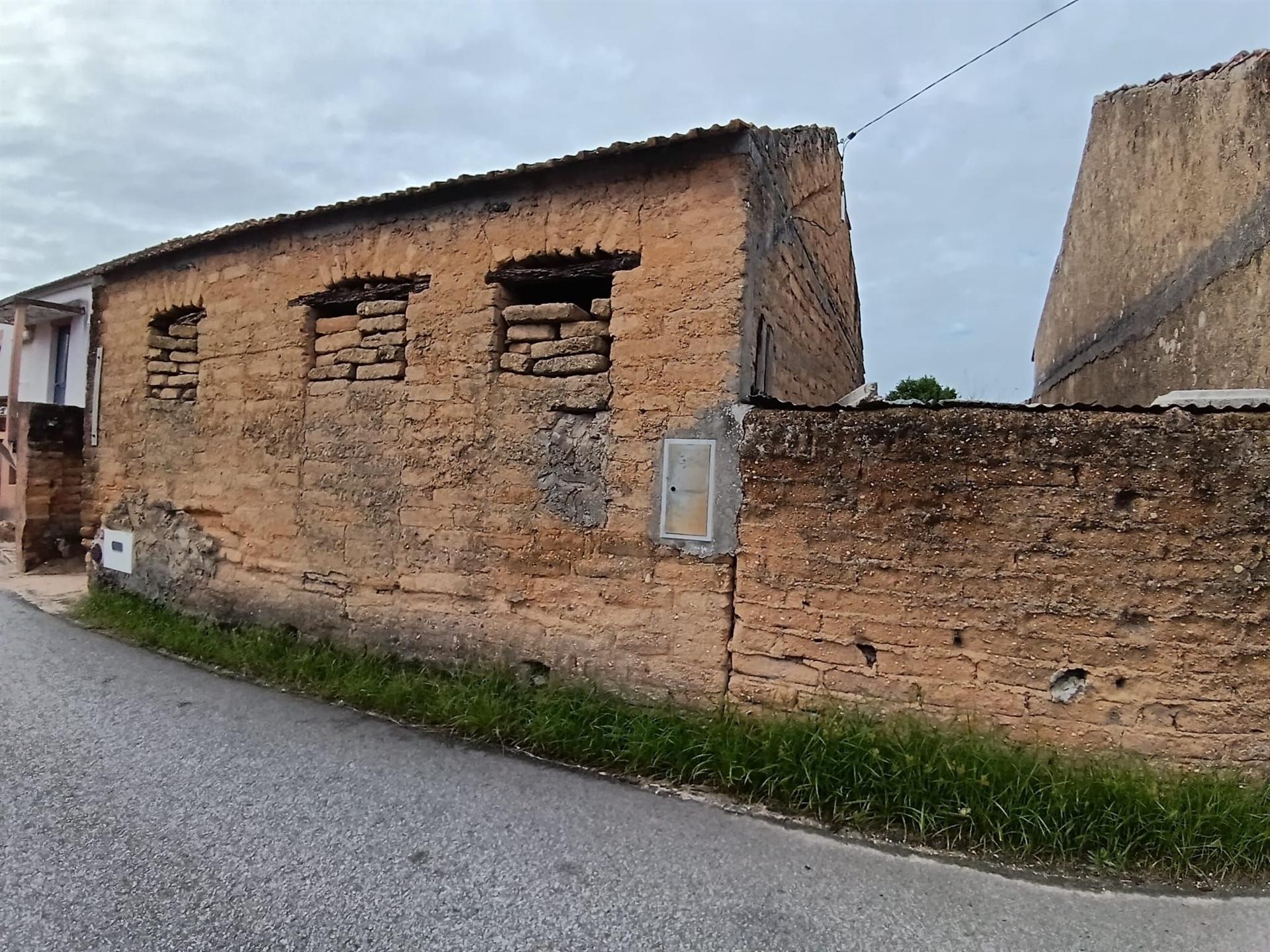 Terreno Urbano/Ruina c/água e luz/ 400m2 de terreno em Camarnal,Oliveira do Bairro.