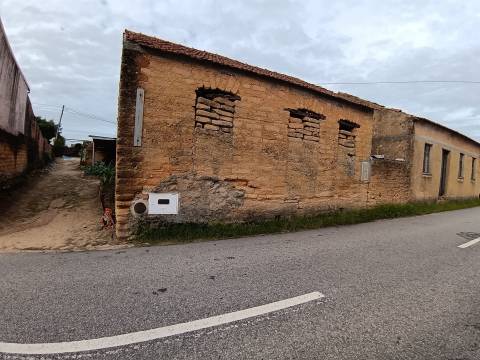 Terreno Urbano/Ruina c/água e luz/ 400m2 de terreno em Camarnal,Oliveira do Bairro.