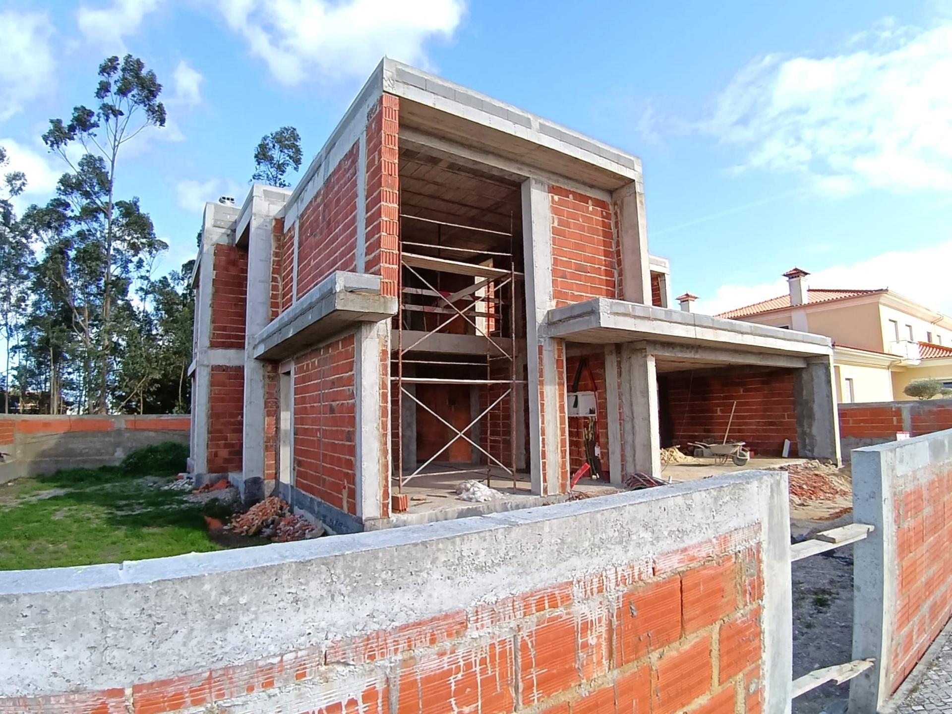Magnífica moradia T4 em construção, res do chão,1º andar, isolada no Centro de Vagos.