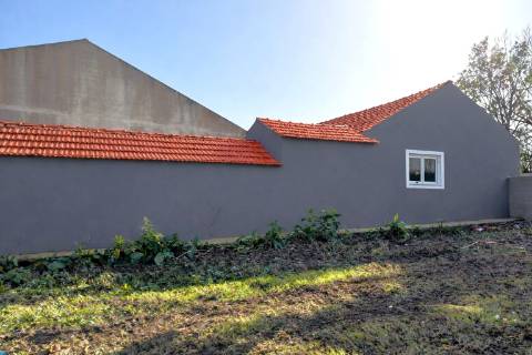 Moradia T3 Térrea, totalmente recuperada com pátio e quintal em Oliveirinha, Aveiro.
