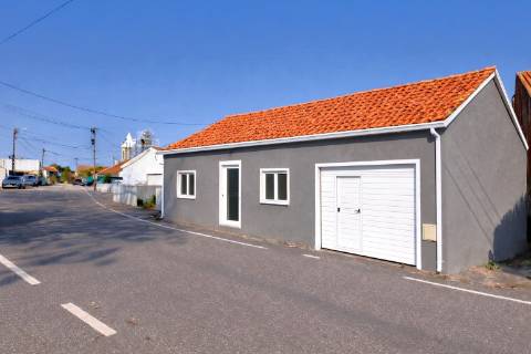 Moradia T3 Térrea, totalmente recuperada com pátio e quintal em Oliveirinha, Aveiro.