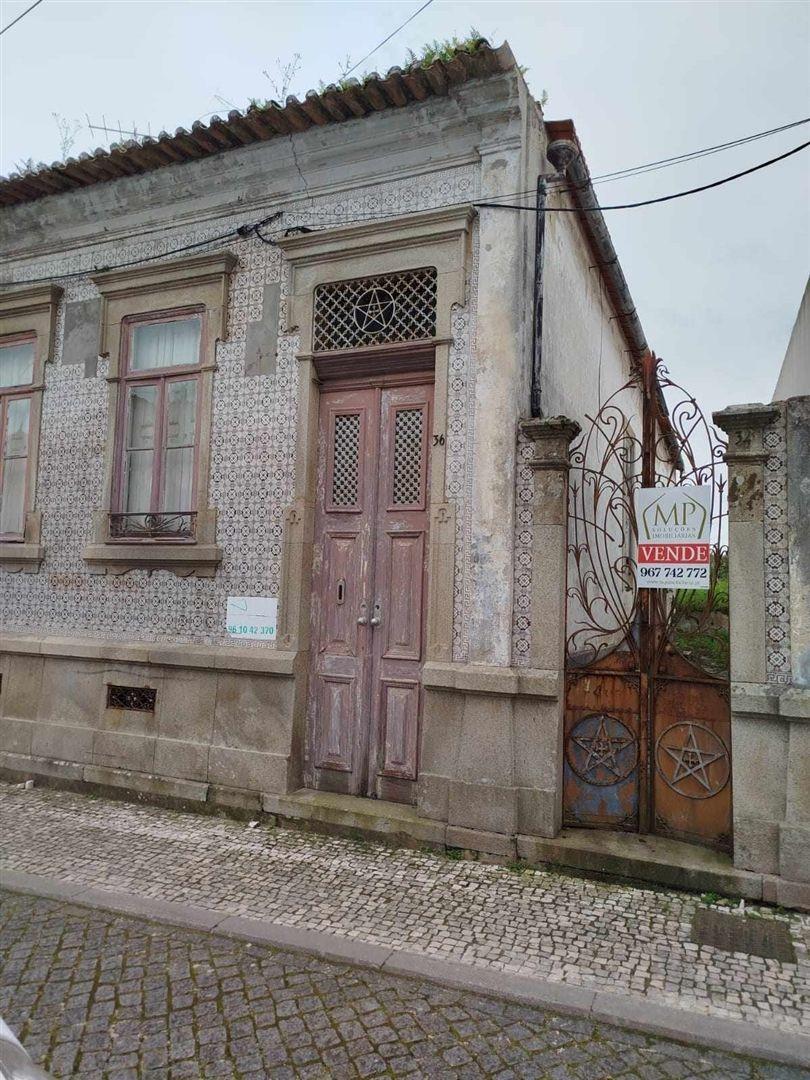 Moradia Centro de Ilhavo, c/duas entradas independentes p/restaurar c/potencial p/várias frações.