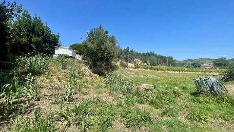 Terreno para construção localizado na Aldeia Grande, Maxial