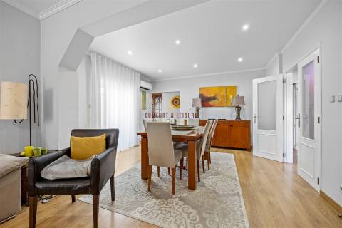 Apartamento com 4 quartos, 2 wc, parqueamento e arrecadação na Ramada, Odivelas