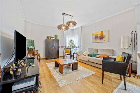 Apartamento com 4 quartos, 2 wc, parqueamento e arrecadação na Ramada, Odivelas