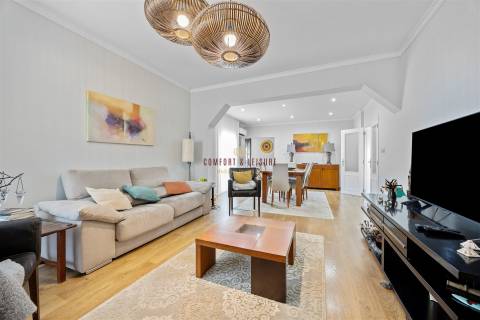 Apartamento com 4 quartos, 2 wc, parqueamento e arrecadação na Ramada, Odivelas