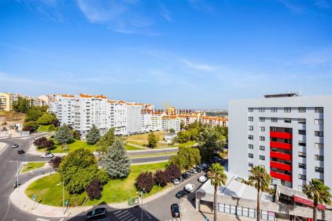 Apartamento com 4 quartos, 2 wc, parqueamento e arrecadação na Ramada, Odivelas