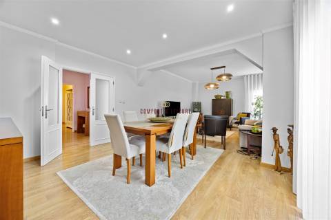 Apartamento com 4 quartos, 2 wc, parqueamento e arrecadação na Ramada, Odivelas