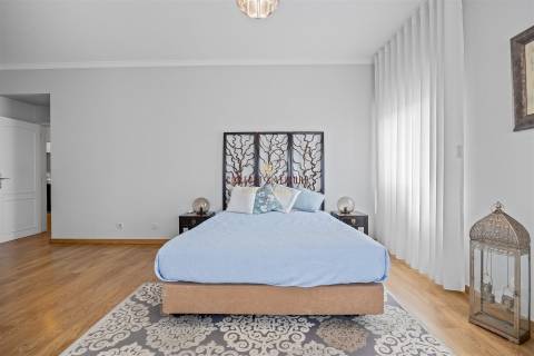 Apartamento com 4 quartos, 2 wc, parqueamento e arrecadação na Ramada, Odivelas