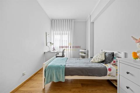 Apartamento com 4 quartos, 2 wc, parqueamento e arrecadação na Ramada, Odivelas