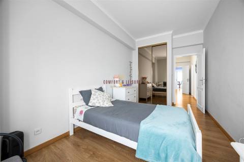 Apartamento com 4 quartos, 2 wc, parqueamento e arrecadação na Ramada, Odivelas