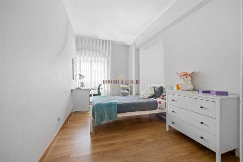 Apartamento com 4 quartos, 2 wc, parqueamento e arrecadação na Ramada, Odivelas