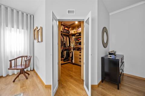 Apartamento com 4 quartos, 2 wc, parqueamento e arrecadação na Ramada, Odivelas
