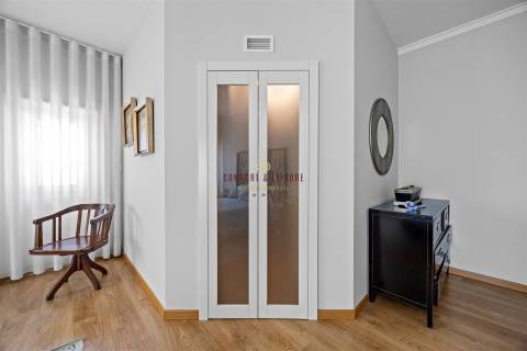 Apartamento com 4 quartos, 2 wc, parqueamento e arrecadação na Ramada, Odivelas