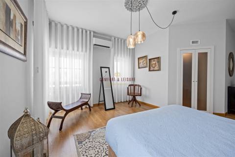 Apartamento com 4 quartos, 2 wc, parqueamento e arrecadação na Ramada, Odivelas