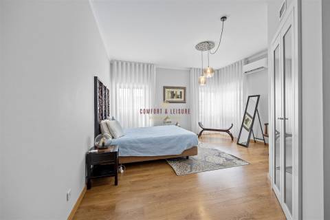 Apartamento com 4 quartos, 2 wc, parqueamento e arrecadação na Ramada, Odivelas