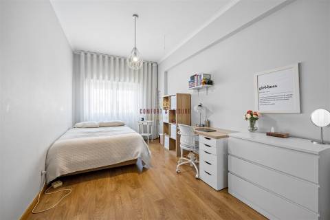 Apartamento com 4 quartos, 2 wc, parqueamento e arrecadação na Ramada, Odivelas