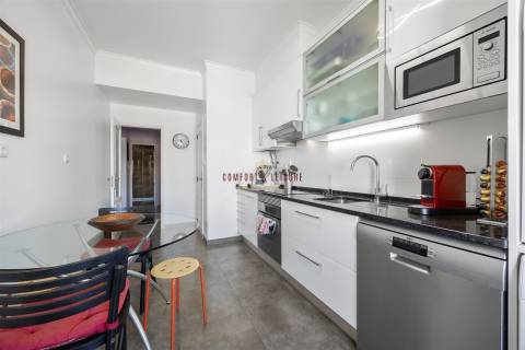 Apartamento com 4 quartos, 2 wc, parqueamento e arrecadação na Ramada, Odivelas