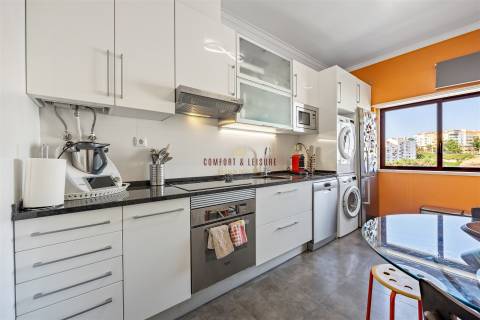 Apartamento com 4 quartos, 2 wc, parqueamento e arrecadação na Ramada, Odivelas
