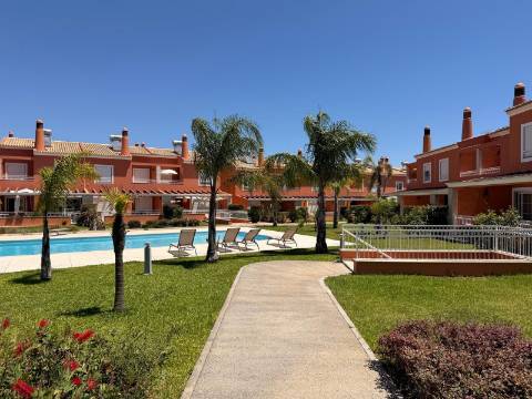 Moradia Geminada T3 Arrendamento em Alcantarilha e Pêra,Silves